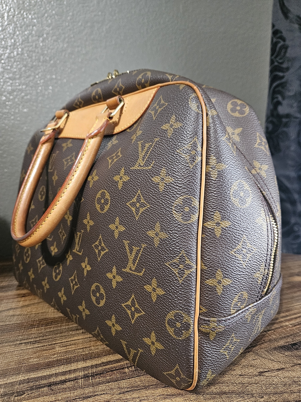 Authentic Louis Vuitton Deauville Monogram Canvas - Picture 6 of 16